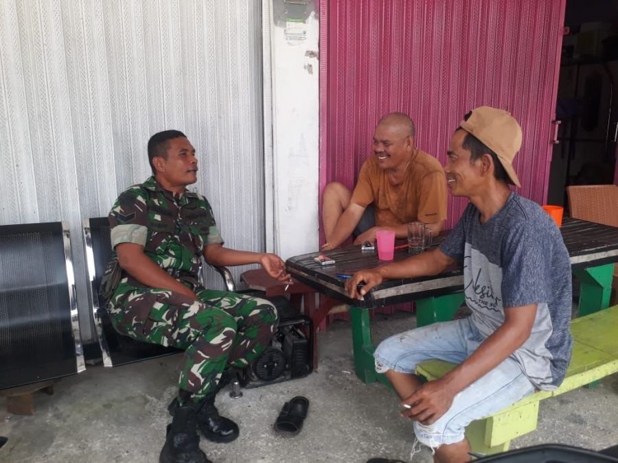 Babinsa Perkuat Silaturahmi Lewat Komsos Bersama Warga Sumber Datar