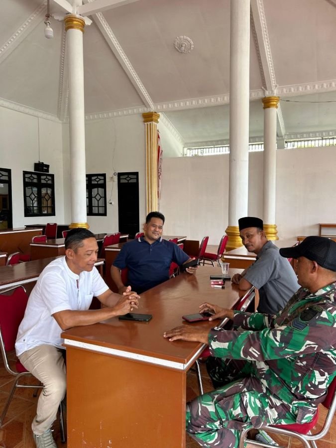Babinsa Perkuat Sinergi dengan Kades dan Warga Sukaraja