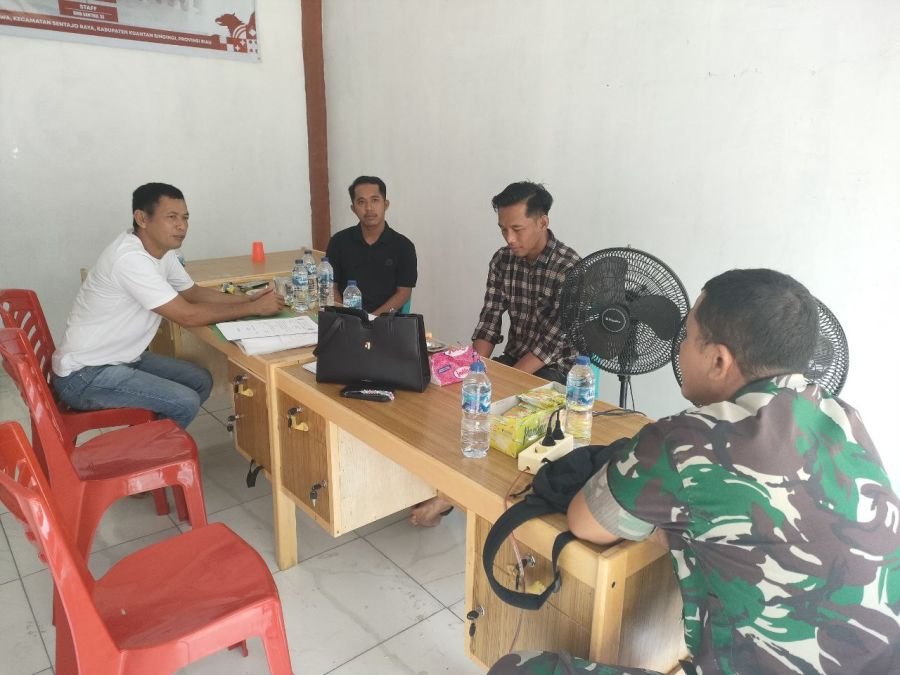 Babinsa Perkuat Sinergi, Komsos Bersama Perangkat Desa Marsawah