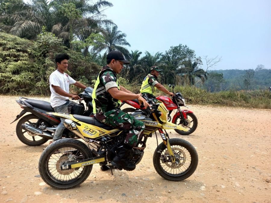Babinsa Pimpin Patroli dan Sosialisasi Karhutla di Desa Sigaruntang