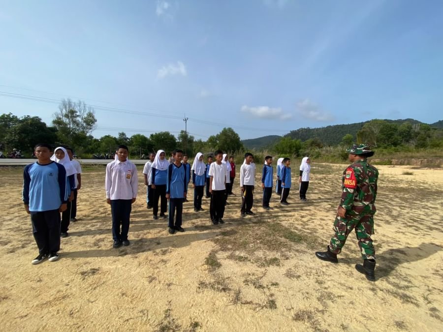Babinsa Pongkar Gembleng Paskibra Sambut HUT RI Ke-81
