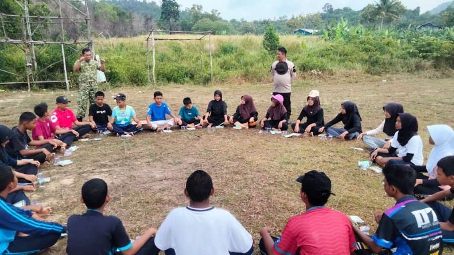 Babinsa Pongkar Gembleng Pelajar Sambut Upacara HUT Kemerdekaan RI
