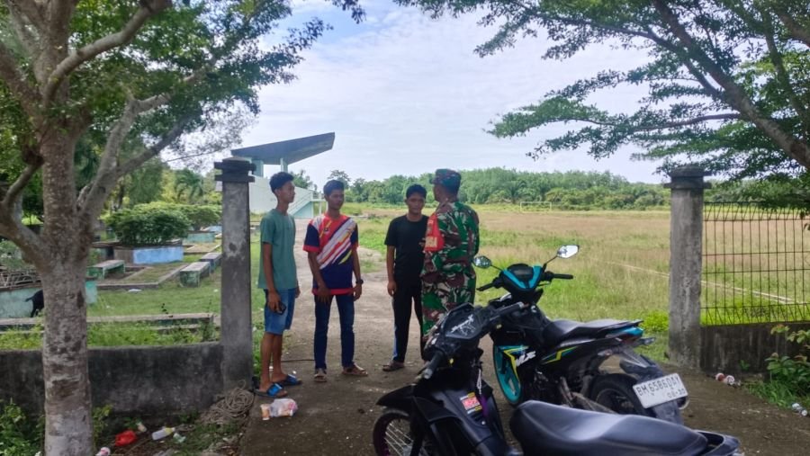 Babinsa pos ramil rupat utara kodim/0303 bengkalis melaksanakan komsos dan patroli