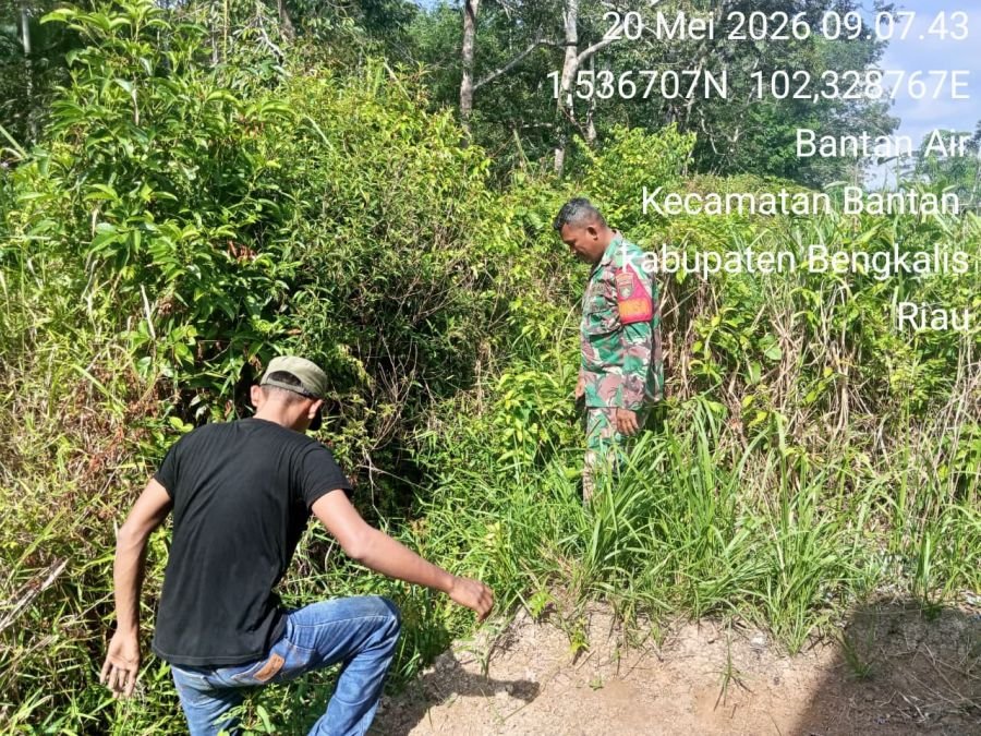 Babinsa Posramil Bantan, Koramil 01/Bengkalis, yang aktif melaksanakan patroli pencegahan kebakaran