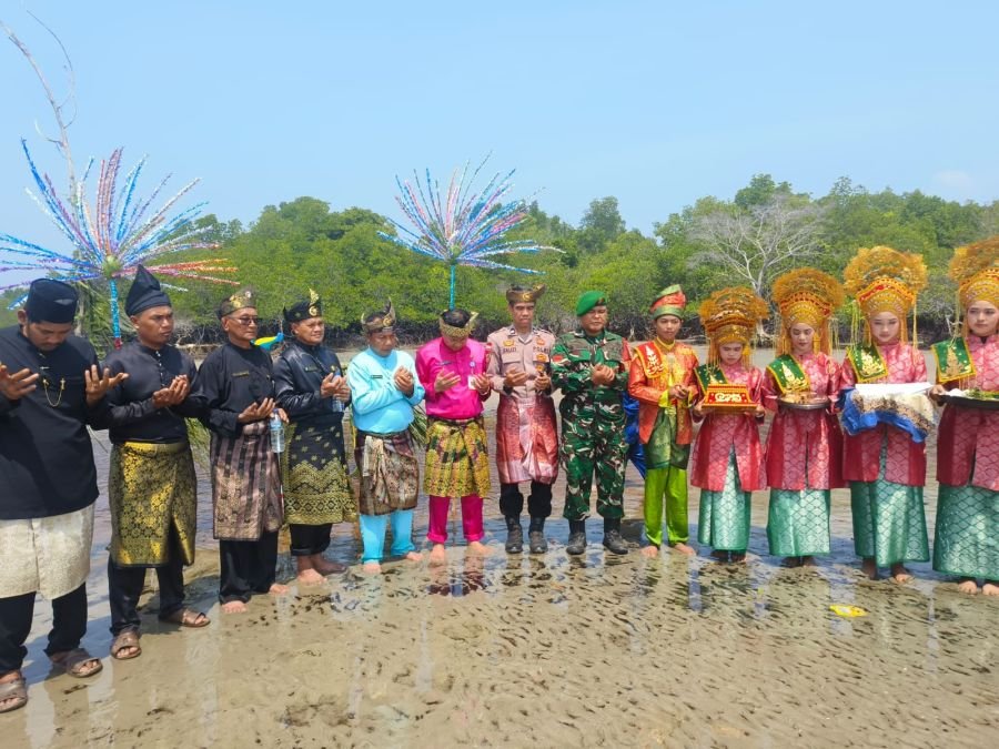 Babinsa praka A.B Tarigan hadiri acara ulang Tahun desa teluk lecah