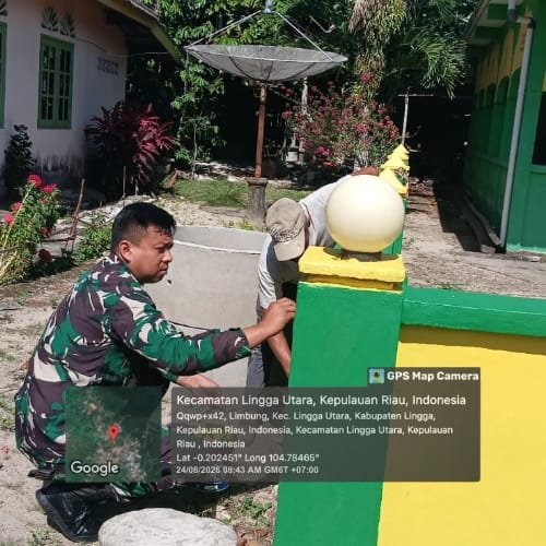 Babinsa Praka Doni Kurniawan Bersama Warga Gotong Royong Cat Pagar Masjid Al Ikhlas Desa Limbung