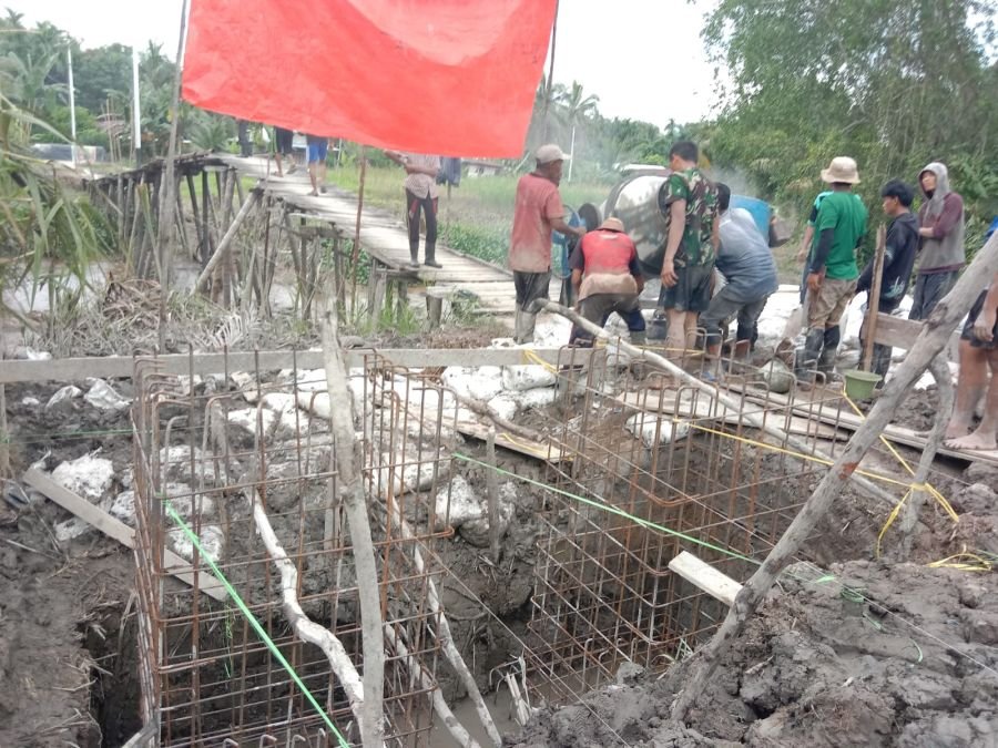 Babinsa Praka Riski Amanda Batubara dan Warga Kejar Target Pembangunan Jembatan Garuda