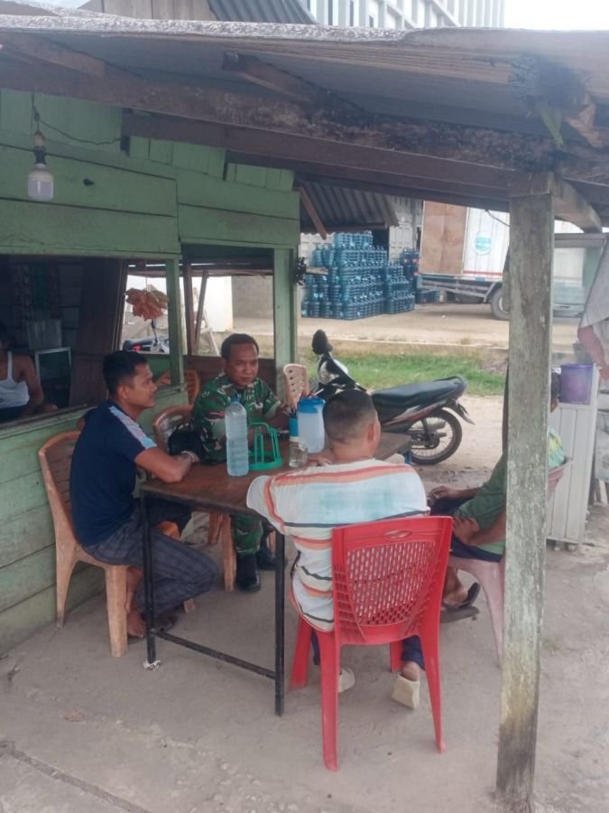 Babinsa Pulau Banjar Kari Perkuat Kedekatan dengan Warga Lewat Komsos
