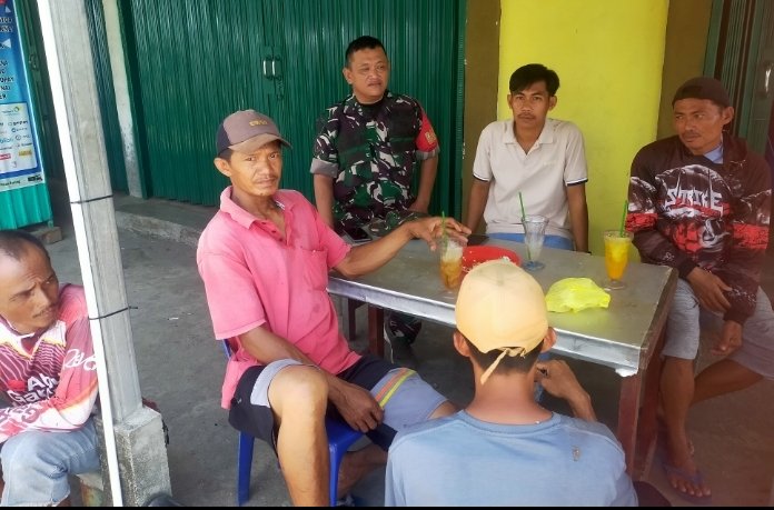 Babinsa Pulau Burung Ajak Warga Diskusi Dampak Blackout Sumatera, Pastikan Kondisi Wilayah Tetap Ama
