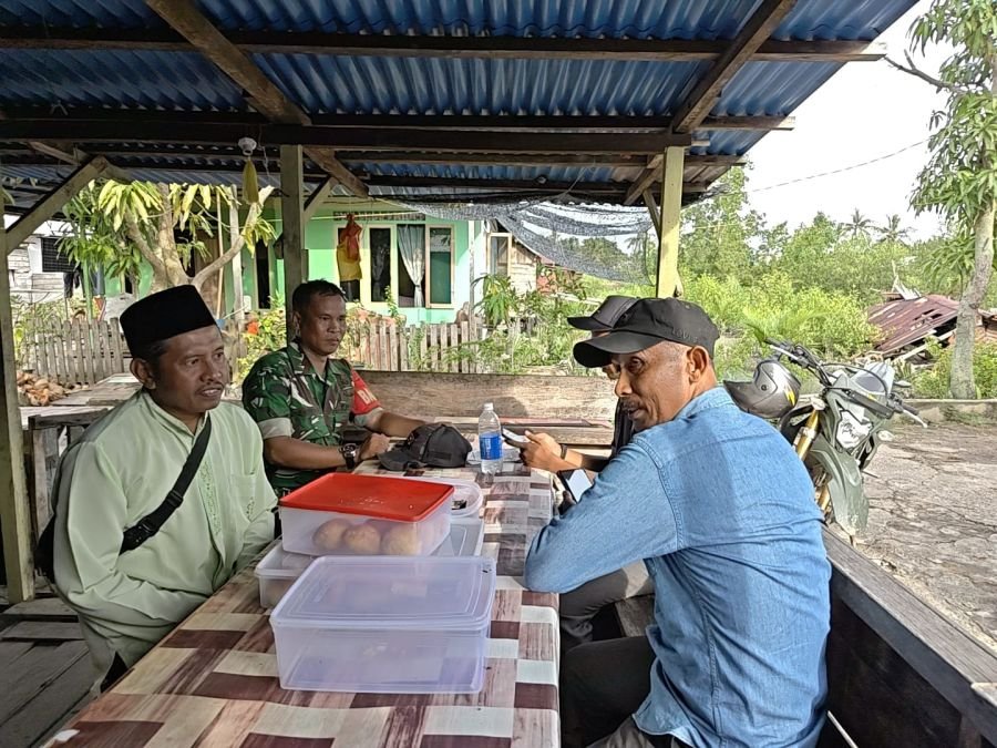 Babinsa Pulau Burung Laksanakan Kegiatan Teritorial Bersama Aparat Desa
