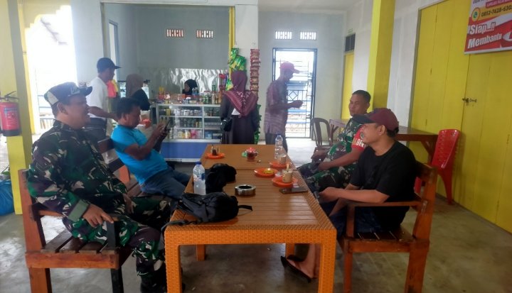 Babinsa Pulau Burung Sosialisasikan Aplikasi IKD kepada Warga Sri Danai Jaya