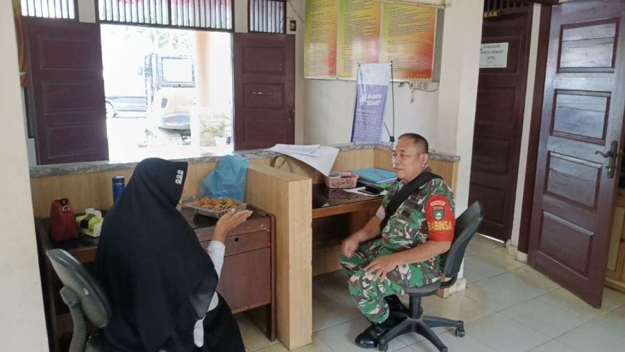Babinsa Pulau Karomah Ajak Warga Mulai Budaya Bersih dari Kebiasaan Sederhana