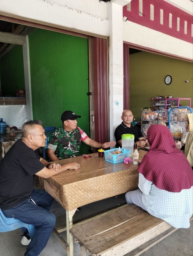 Babinsa Pulau Komang Perkuat Kedekatan Warga Lewat Komsos