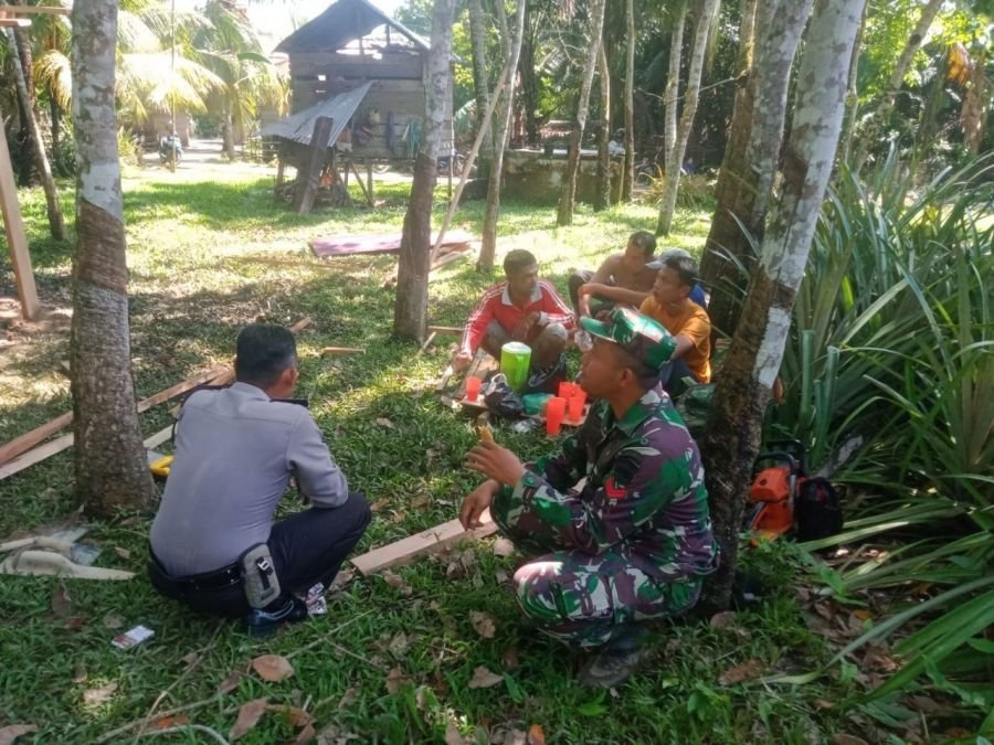 Babinsa Pulau Kulur Perkuat Kedekatan dengan Warga Lewat Komsos