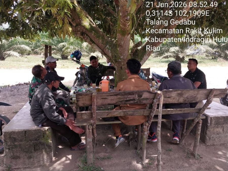 Babinsa Ramil 04/PP Gelar Komsos di Desa Talang Gedabu, Himbau Warga Waspada Pencurian dan Hindari P
