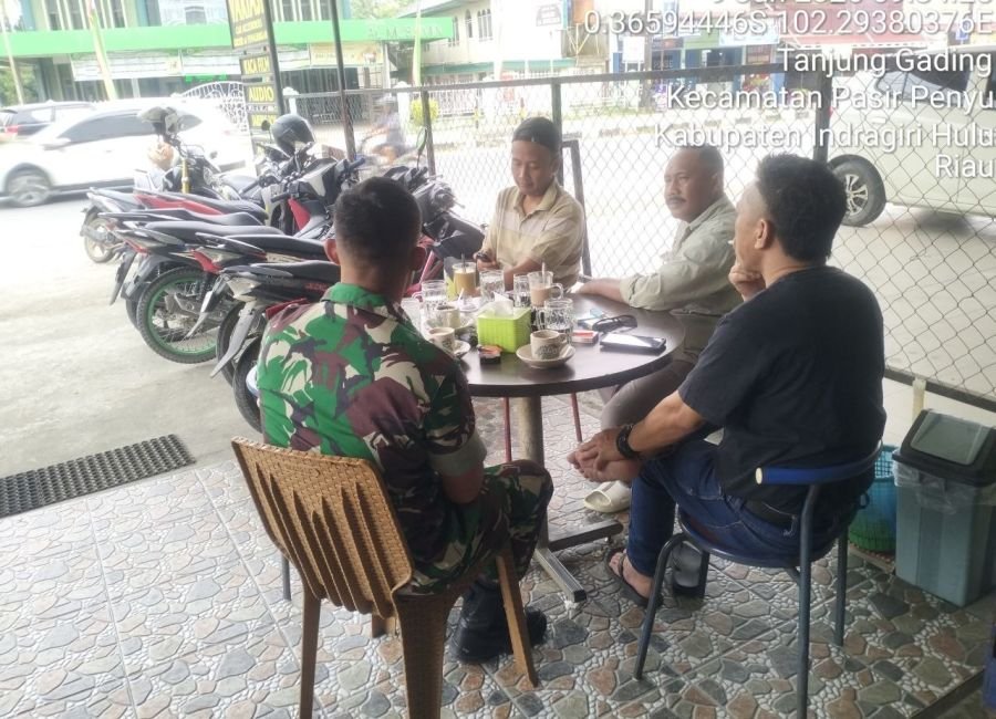 Babinsa Ramil 04/PP Gelar Komsos, Himbau Masyarakat Tetap Tenang, Bijak, dan Jaga Persatuan