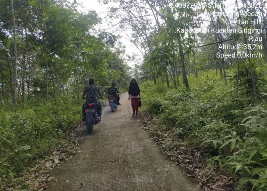 Babinsa Ramil 07 KH Patroli dan Sosialisasi Pencegahan Karhutla di Desa Kampung Medan