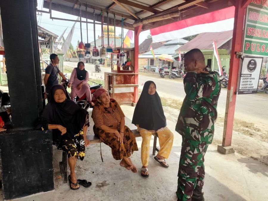 Babinsa Ramil 07/KH Bangun Harmoni Lewat Komsos Warga