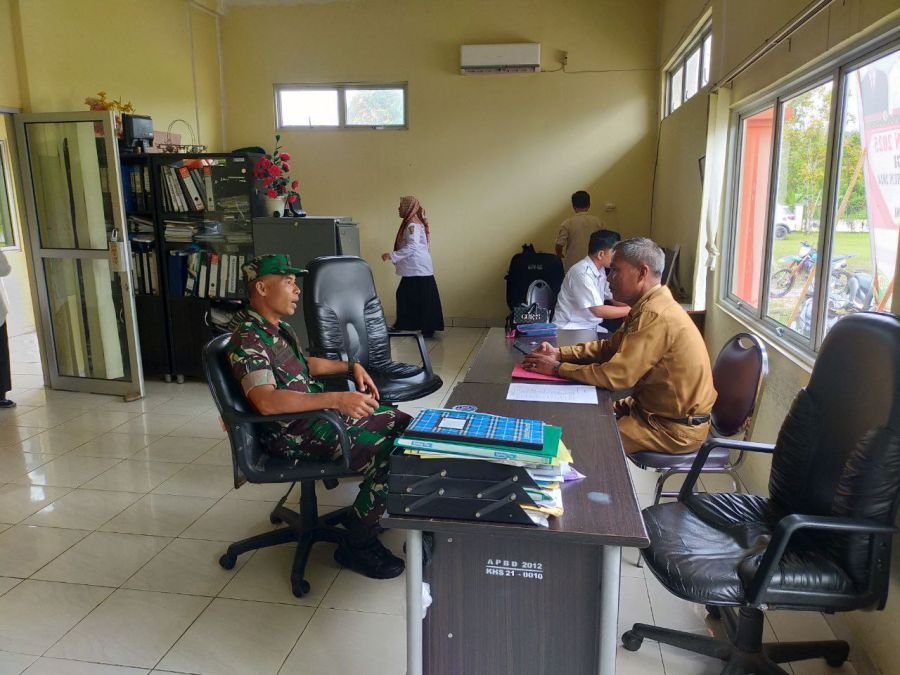 Babinsa Ramil 07/KH Bangun Kedekatan dengan Aparatur Desa Melalui Komsos
