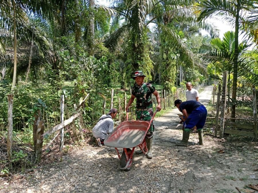 Babinsa Ramil 07/KH Bersama Warga Gotong Royong Bangun Jalan Semenisasi di Desa Lubuk Kebun