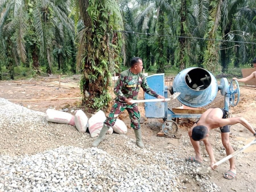 Babinsa Ramil 07/KH Bersama Warga Percepat Pembangunan Masjid Asholihin.
