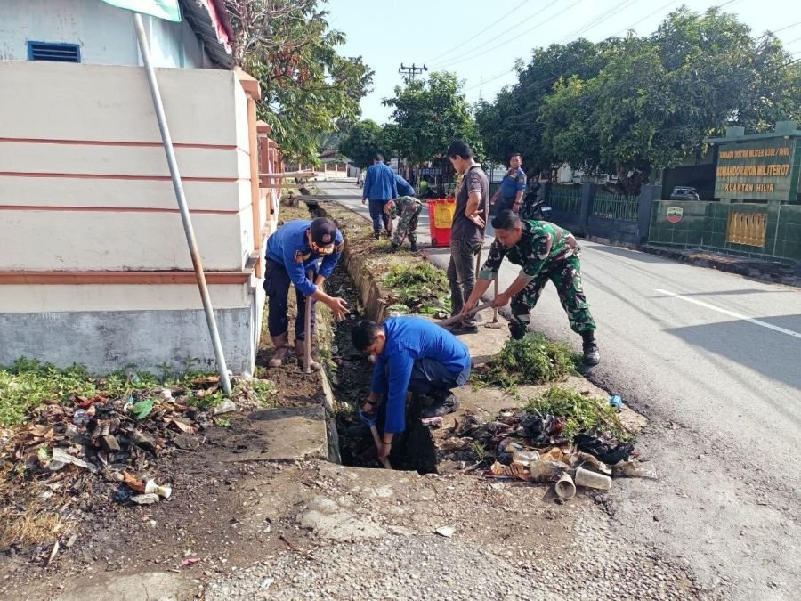 Babinsa Ramil 07/KH, Damkar dan Warga Kompak Bersihkan Lingkungan di Kuantan Hilir