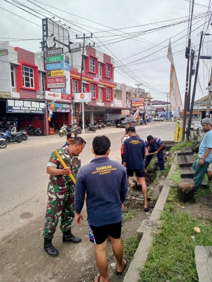 Babinsa Ramil 07/KH, Damkar dan Warga Gotong Royong Bersihkan Parit Tersumbat