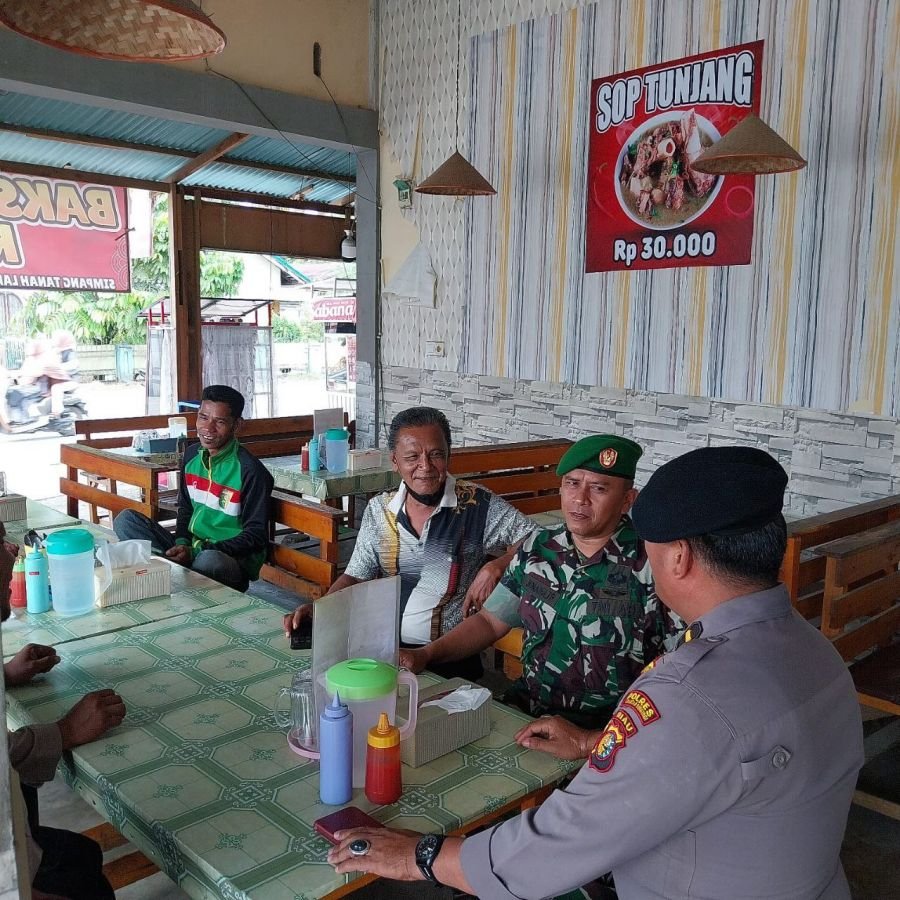 Babinsa Ramil 07/KH dan Bhabinkamtibmas Perkuat Sinergi Bersama Warga Simpang Tanah Lapang