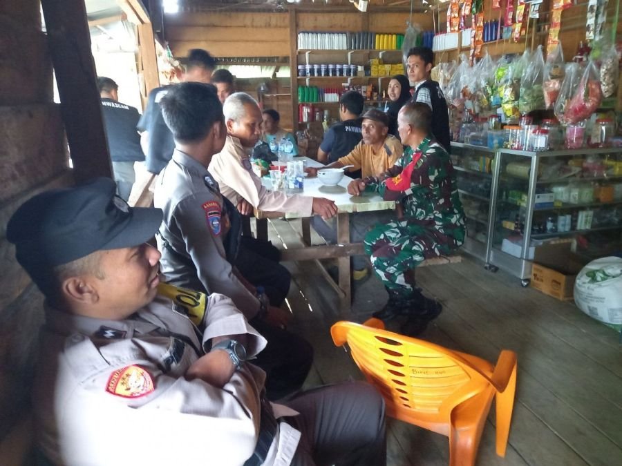 Babinsa Ramil 07/KH dan Bhabinkamtibmas Ajak Warga Sukaraja Semarakkan HUT RI ke-81