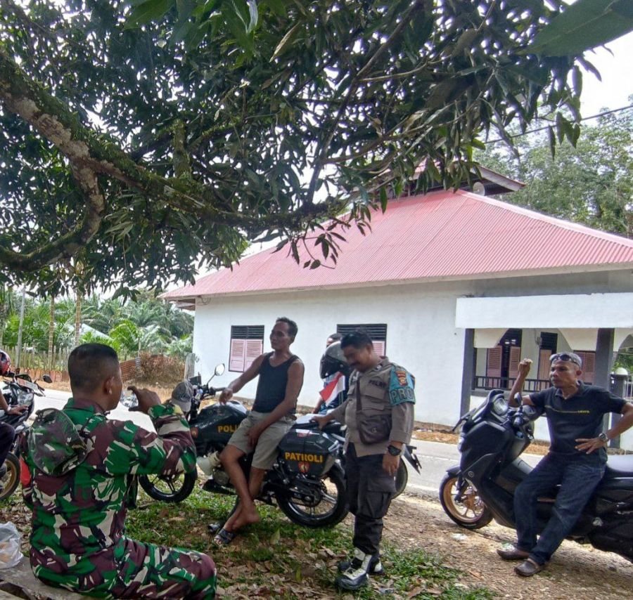 Babinsa Ramil 07/KH dan Bhabinkamtibmas Perkuat Sinergi Bersama Warga Pulau Kumpai