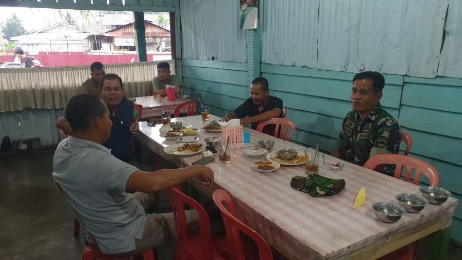 Babinsa Ramil 07/KH dan Bhabinkamtibmas Perkuat Komsos, Warga Pulau Baru Diajak Jaga Kondusivitas