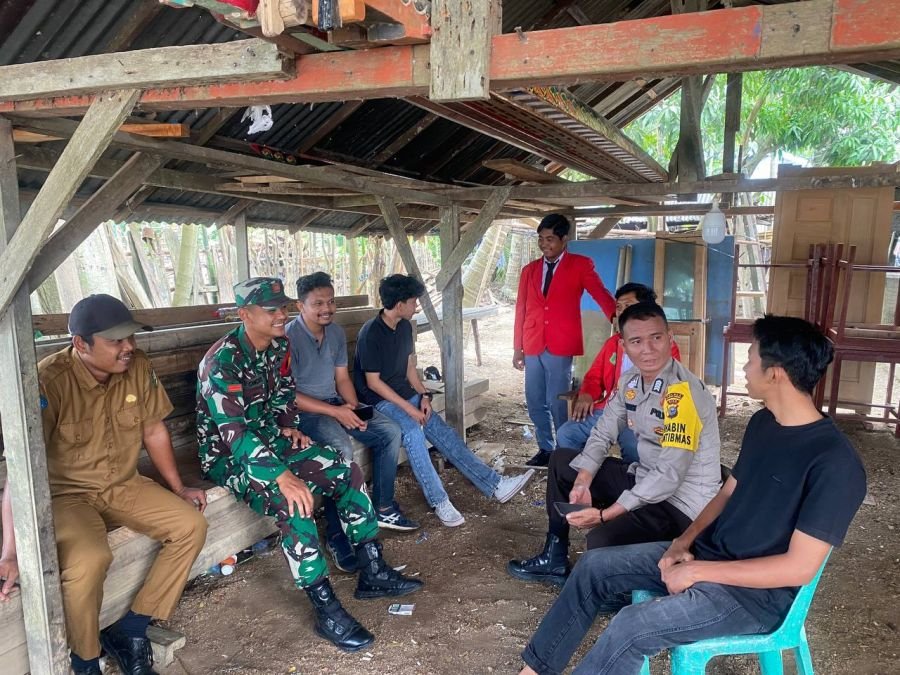 Babinsa Ramil 07/KH dan Bhabinkamtibmas Perkuat Komsos Bersama Warga Kampung Madura