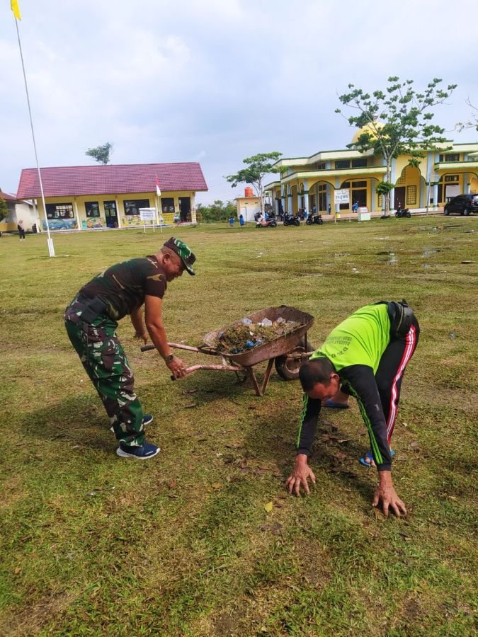 Babinsa Ramil 07/KH  dan Pegawai Kecamatan Bersihkan Kantor Camat Lewat Gotong Royong