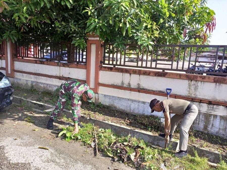 Babinsa Ramil 07/KH dan Pegawai Kecamatan Kompak Bersihkan Kantor Camat Kuantan Hilir