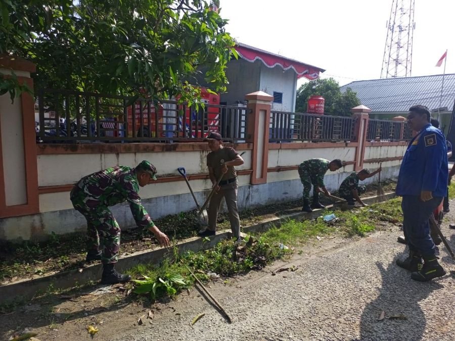 Babinsa Ramil 07/KH dan Pegawai Kecamatan Kompak Bersihkan Kantor Camat Kuantan Hilir