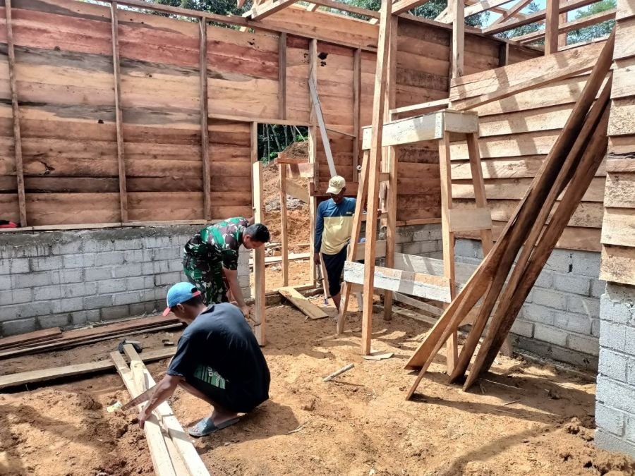 Babinsa Ramil 07/KH dan Warga Bangun Rumah Layak Huni Secara Swadaya masyarakat