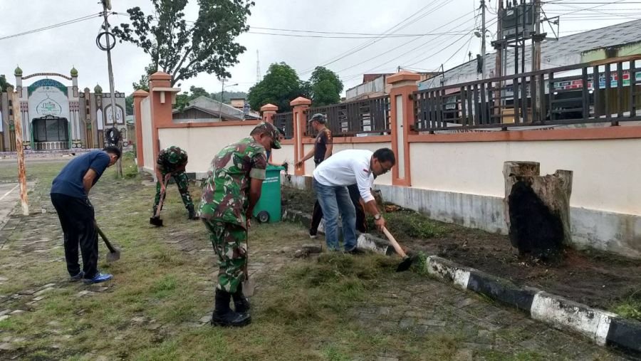 Babinsa Ramil 07/KH dan Warga Bersihkan Lingkungan Perkantoran Desa Lubuk Kebun