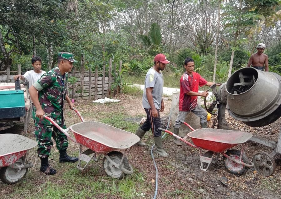Babinsa Ramil 07/KH dan Warga Gotong Royong Lanjutkan Pembangunan Gedung MDA