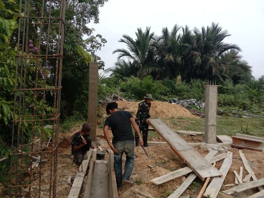 Babinsa Ramil 07/KH dan Warga Gotong Royong Lanjutkan Pembangunan Surau