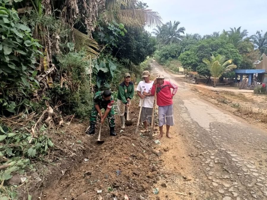 Babinsa Ramil 07/KH dan Warga Gotong Royong buat parit Cegah Genangan air saat hujan