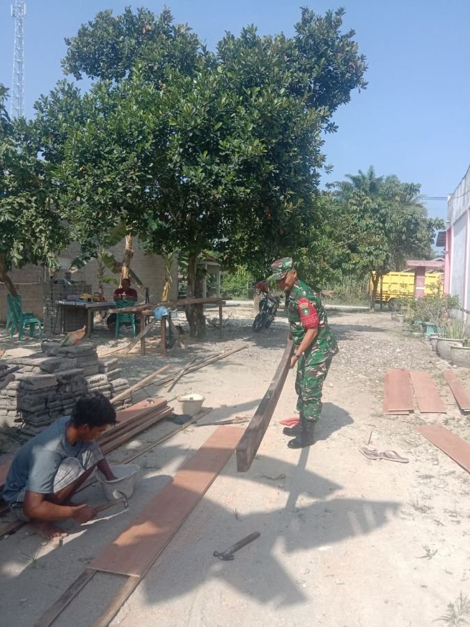 Babinsa Ramil 07/KH dan Warga Kebut Pembangunan Gedung MDA Tanjung Pisang