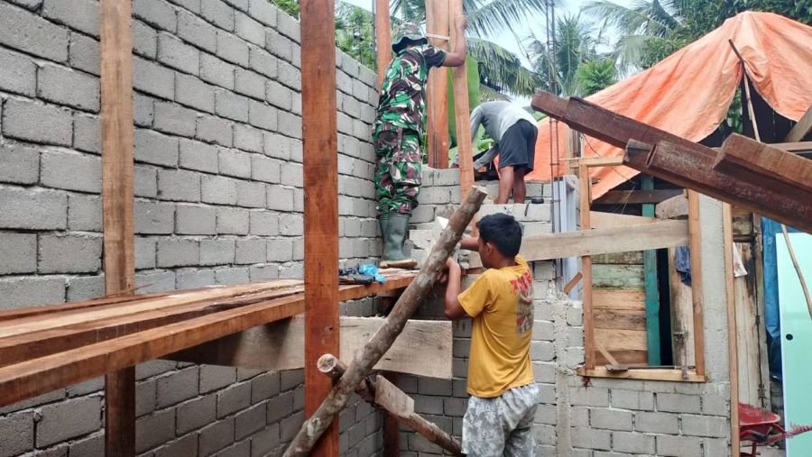 Babinsa Ramil 07/KH dan Warga Kepala Pulau Gotong Royong Bangun Gedung sekolah TK