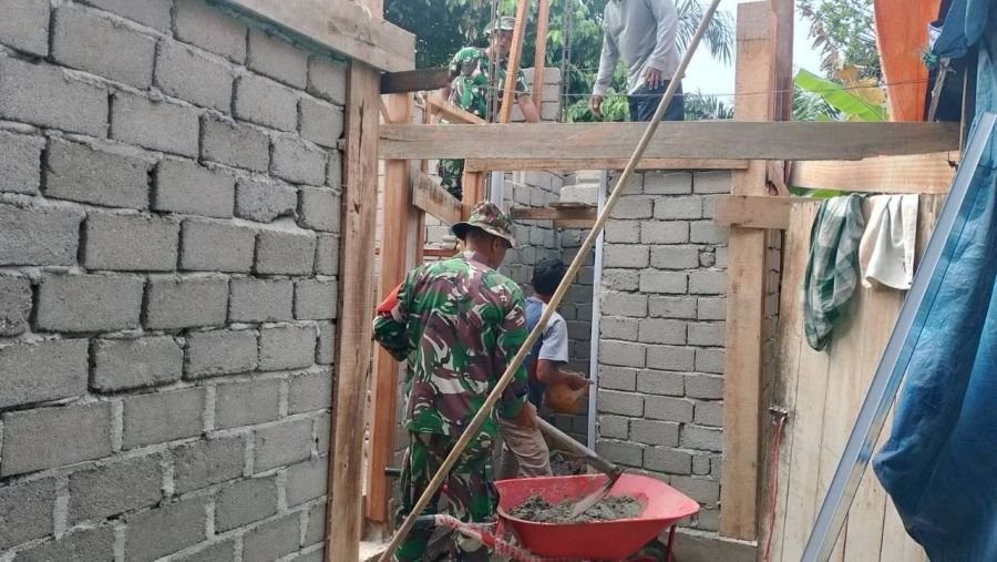 Babinsa Ramil 07/KH dan Warga Kepala Pulau Gotong Royong Bangun Gedung sekolah TK