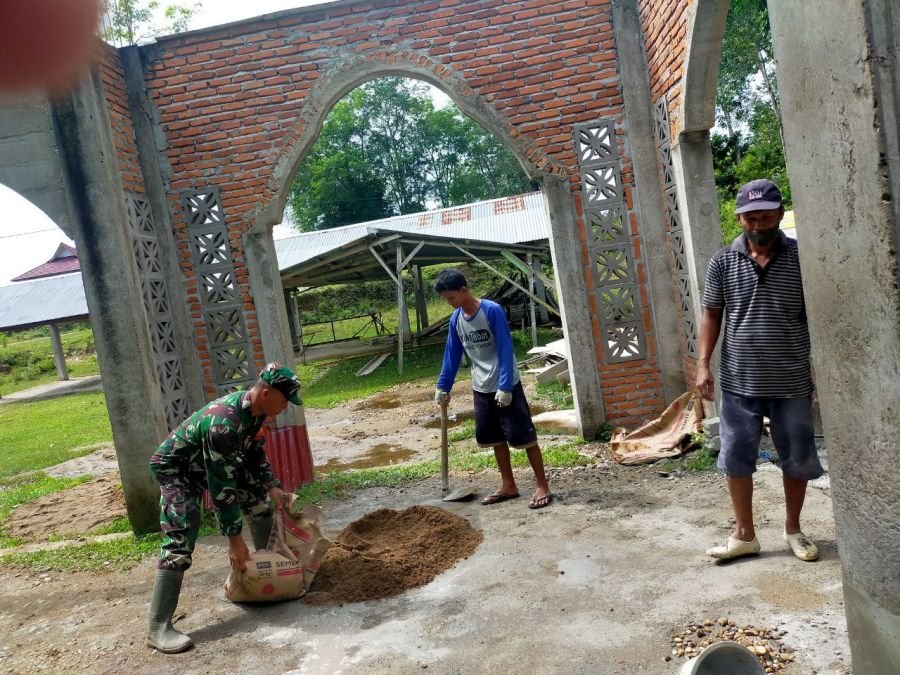 Babinsa Ramil 07/KH dan Warga Kompak Bangun Masjid di Sukaping