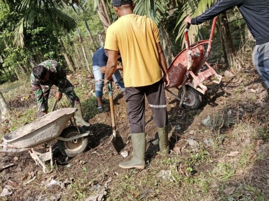 Babinsa Ramil 07/KH dan Warga Kompak Bangun Mushola di Desa Pauh Angit