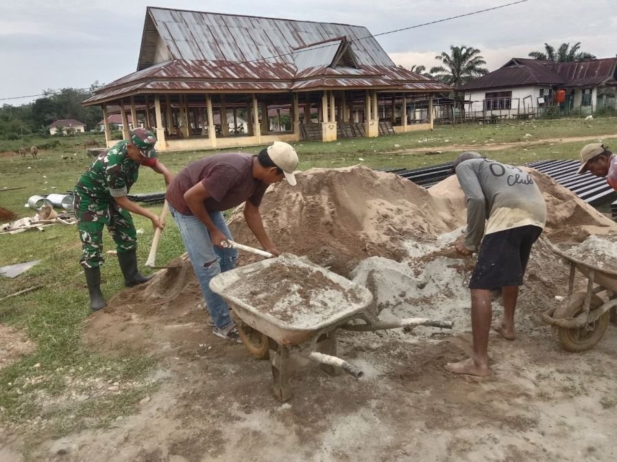 Babinsa Ramil 07/KH dan Warga Kompak Bangun Gedung MDA di Pengalihan