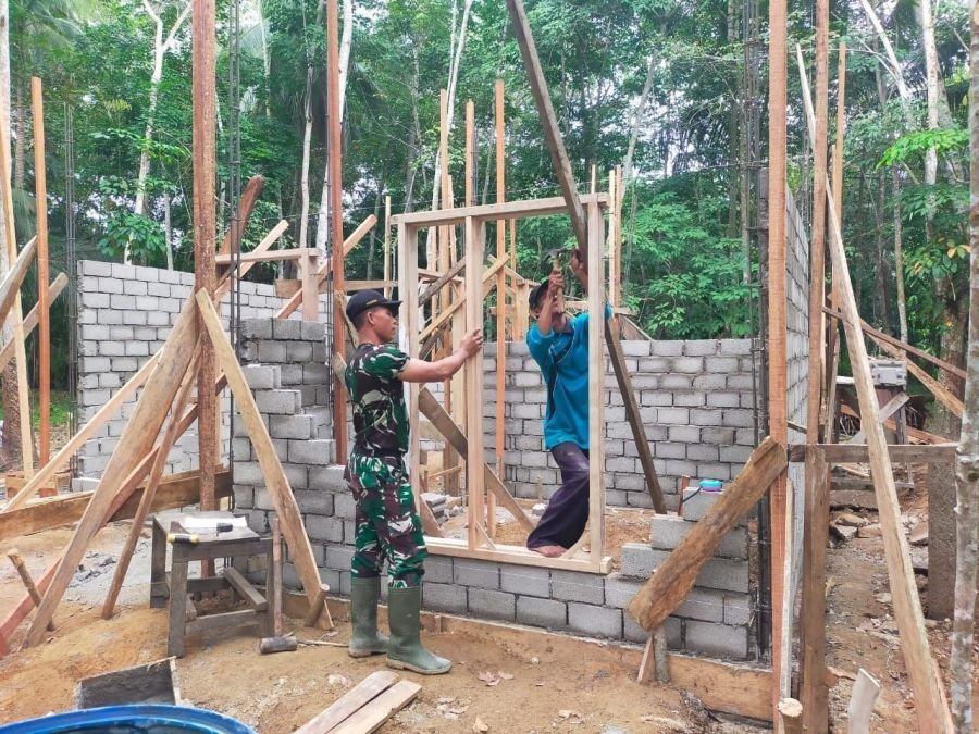 Babinsa Ramil 07/KH dan Warga Kompak Bangun Gedung PKK di Rawang Binjai