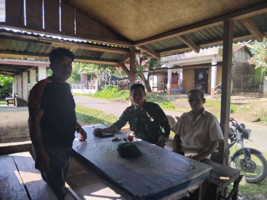 Babinsa Ramil 07/KH dan Warga Padang Kunik Perkuat Silaturahmi Melalui Komsos