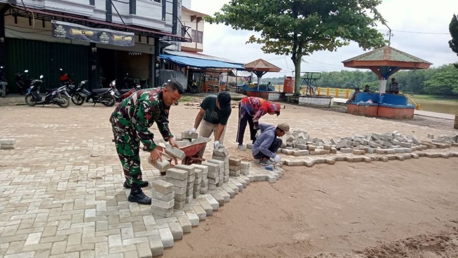 Babinsa Ramil 07/KH dan Warga Pasang Paving Block Percantik Taman Bermain Pasar Usang