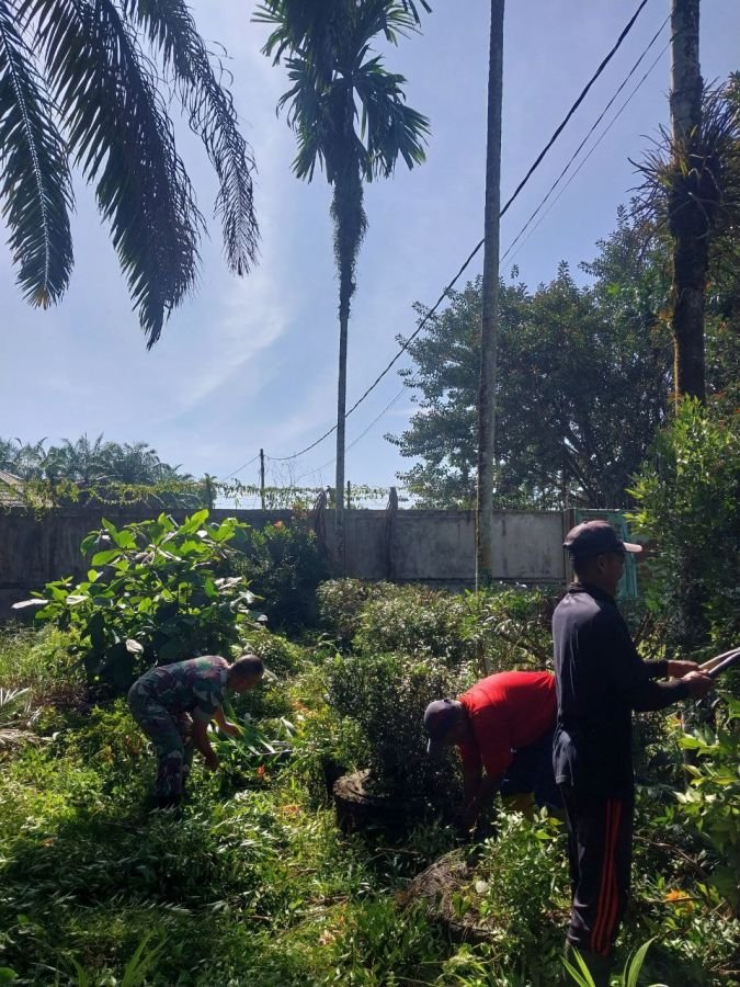 Babinsa Ramil 07/KH dan Warga Pulau Madinah Gotong Royong Bersihkan Lingkungan